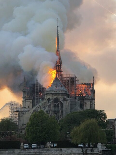 Notre Dame brûle !