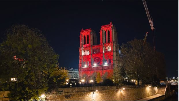 Notre Dame de Paris illuminée en rouge !