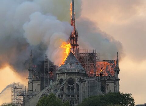 Notre Dame brûle !