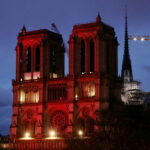 Notre Dame de Paris illuminée en rouge