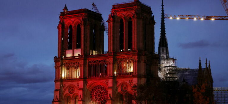 Notre Dame de Paris illuminée en rouge