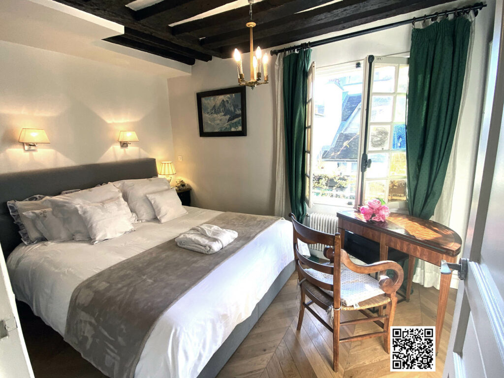 La Ludovicienne Paris apartment bedroom Île Saint-Louis