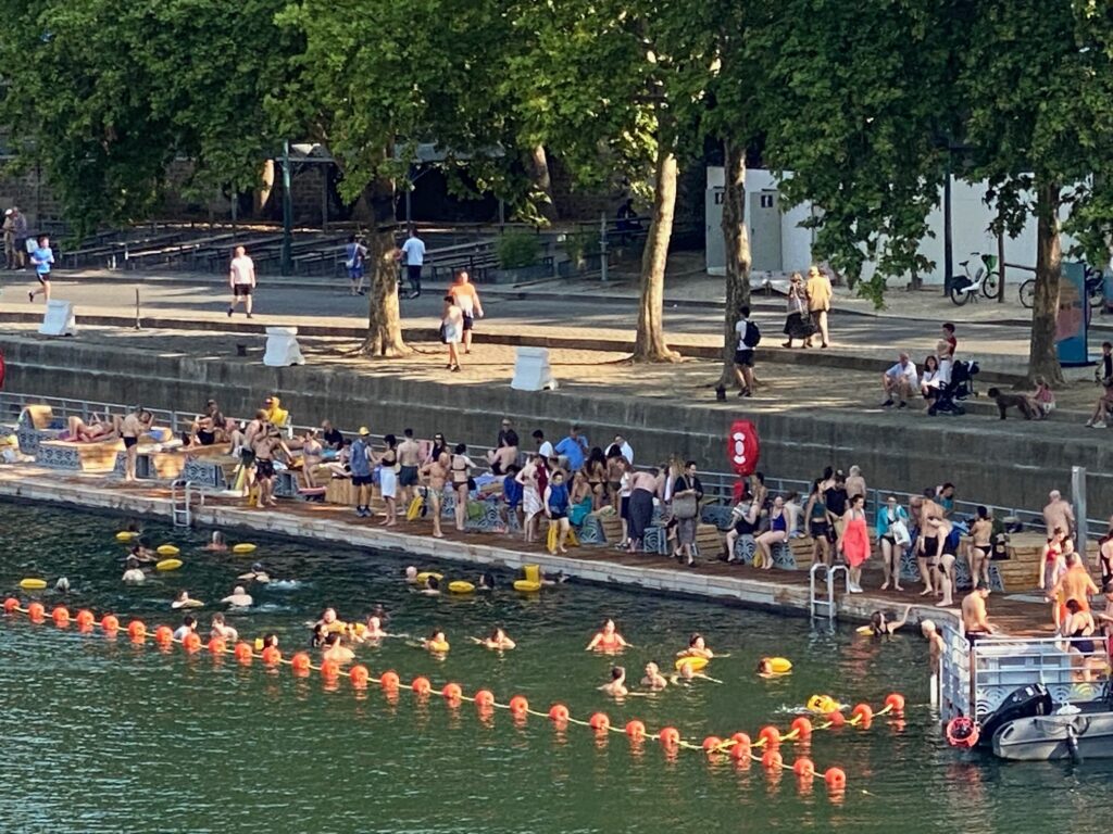 Île Saint-Louis neighborhood near La Ludovicienne Paris apartment